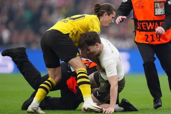 Final UCL antara Real Madrid kontra Borussia Dortmund di Stadion Wembley, sempat terhenti karena aksi sejumlah pitch invader.