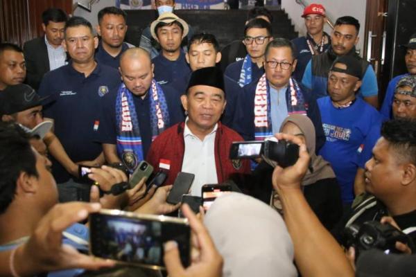 Menko Muhadjir menyampaikan, terbentuknya organisasi Aremania Satu merupakan hikmah yang dipetik dari tragedi Kanjuruhan yang kemudian membuat Aremania bisa berkumpul kompak