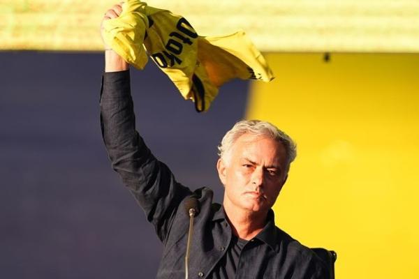 Pelatih Fenerbahce, Jose Mourinho, menyampaikan keinginannya kembali melatih di Liga Premier. Dia menyatakan siap meski harus menukangi klub papan bawah.