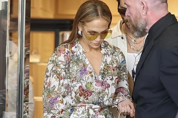 Jennifer Lopez Terpukul Batalkan Turnya Demi Keutuhan Keluarga