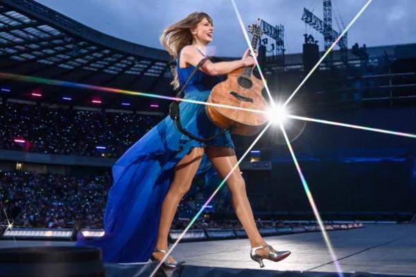 Taylor Swift Lihat Penggemarnya Bertunangan di Konser Eras Tour Skotlandia