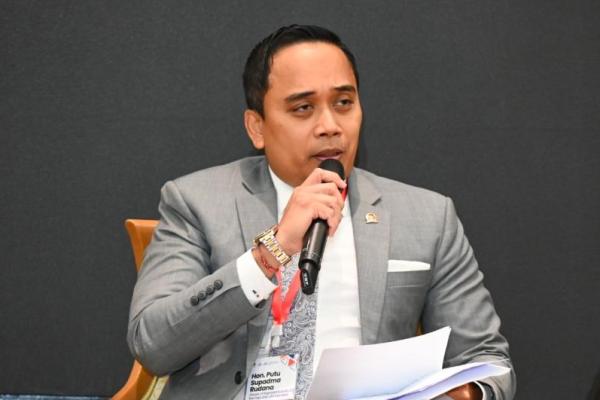 Transformasi itu harus menyentuh kepada sisi-sisi masyarakat yang termarjinalisasi dan juga masyarakat yang juga sebelumnya mungkin unbankable atau belum memiliki akses terhadap finansial.