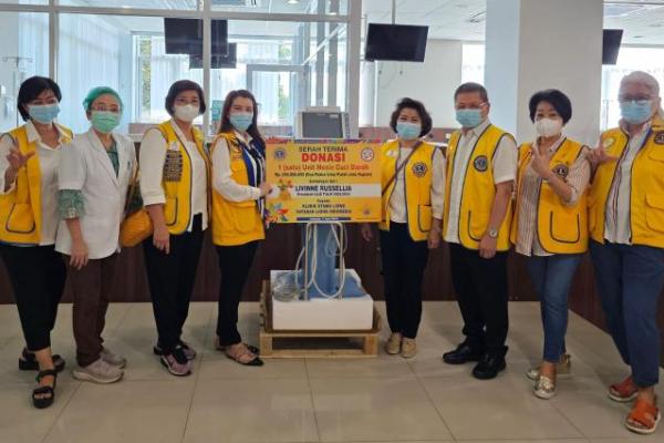 Yayasan Lions Indonesia memberikan donasi mesin cuci darah yang diberikan oleh CEO PT Cakra Daya Makmur 