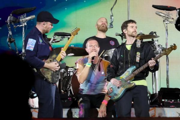 Penonton Serbu Panggung Coldplay untuk Kibarkan Bendera Israel, Ini Reaksi Chris Martin