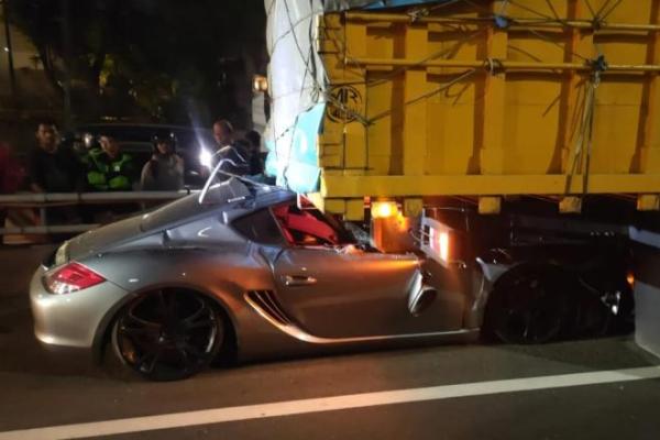 Mobil mewah soprt Porsche menyeruduk truk di tol dalam kota Jakarta. Pengemudi tewas.