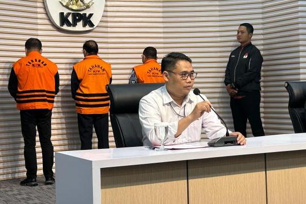 KPK Tahan Tiga Tersangka Korupsi Pengadaan Truk Basarnas