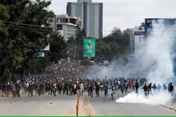 Ikut Unjuk Rasa Menentang RUU Keuangan Kenya, Adik Tiri Obama Terkena Gas Air Mata