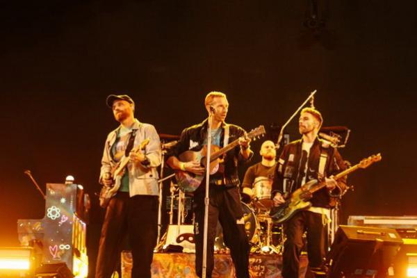 Jadi Band Terbesar, Chris Martin Kenang Coldplay Tampil di Festival Glastonbury 25 Tahun Lalu