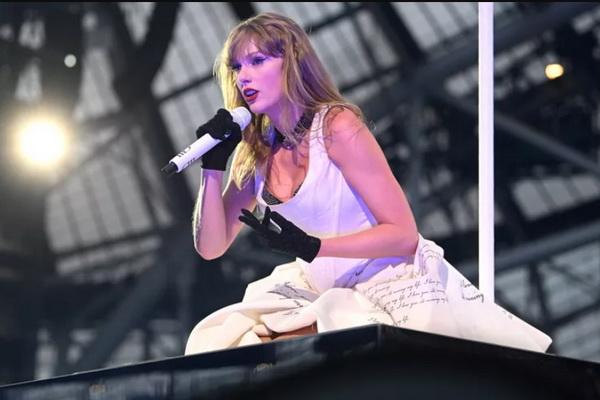 Taylor Swift Bersinar Melihat Wajah Pacarnya Travis Kelce Nonton Eras Tour di Dublin