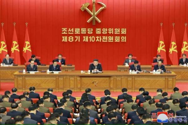Pejabat Korea Utara Kenakan Pin Kim Jong Un untuk Pertama Kalinya
