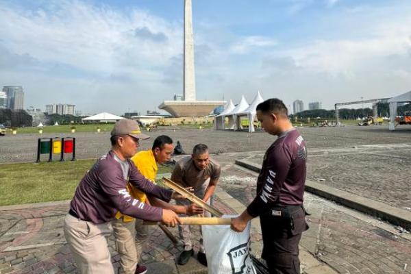 Usai Pesta Rakyat dalam rangka HUT Bhayangkara ke-78, Anggota Polri lakukan pembersihan