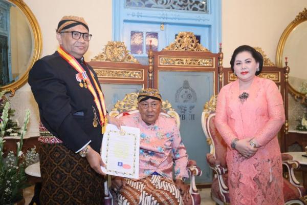 Wamenaker Dianugerahi Gelar Kehormatan dari Keraton Kasunanan Surakarta Hadiningrat