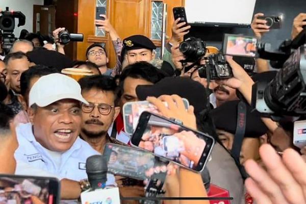 Puluhan pendukung menghampiri SYL hingga menghalangi awak media yang ingin mengambil gambar.