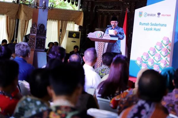 Pemerintah Kabupaten (Pemkab) Kudus menggandeng sejumlah perusahaan swasta dalam program bedah rumah tidak layak huni