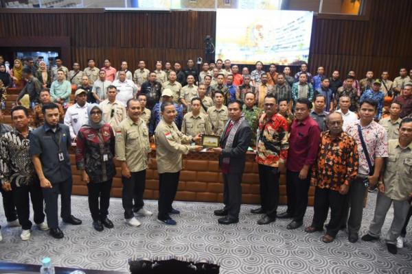 Ketua Komisi V DPR RI Lasarus menegaskan seluruh pemangku kepentingan, baik pemerintah pusat dan daerah, harus konsisten memperjuangkan pembangunan infrastruktur di Kabupaten Sambas.