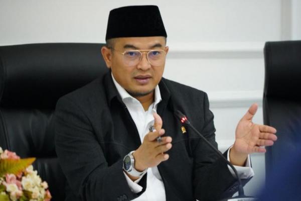 
Dia juga memperingatkan Jaja agar tidak memberikan pernyataan yang seolah-olah menyebutkan bahwa pembagian 50:50 tersebut atas persetujuan DPR. Terlebih DPR selalu berpegang teguh pada aturan dan tidak pernah menyetujui hal tersebut.