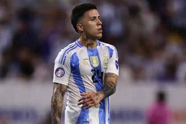 Gelandang tim nasional Argentina, Enzo Fernandez, meminta maaf atas insiden yel-yel rasis yang dia nyanyikan dalam selebrasi kemenangan Albiceleste.