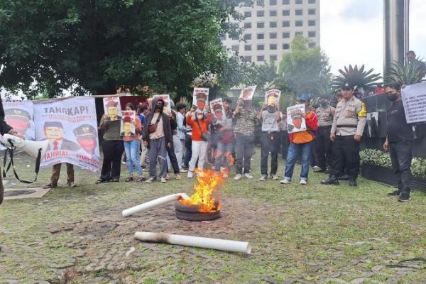 KPK juga diminta mengusut dan melakukan pemeriksaan komperehensif.