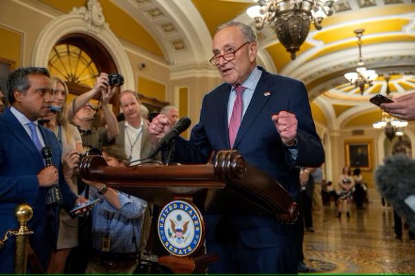 Schumer dan Pelosi Tingkatkan Tekanan pada Biden untuk Mundur