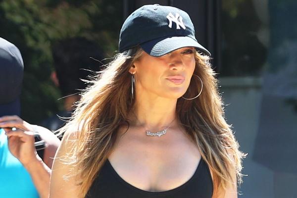 Tampil Gaya! Jennifer Lopez Pakai Kalung Berlian Bertuliskan Namanya Sendiri