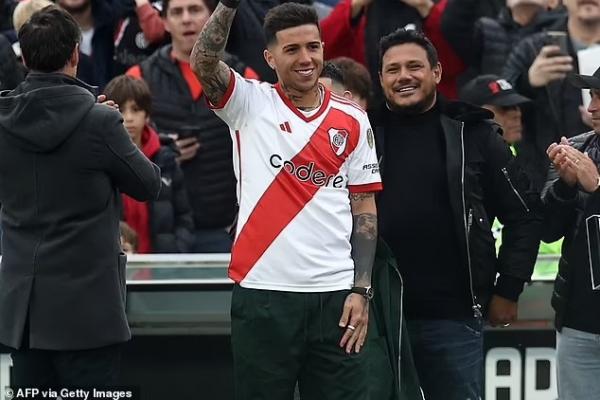 Para pendukung River Plate meneriakkan yel-yel rasis yang sebelumnya Enzo teriakkan dalam perayaan kemenangan Copa America.