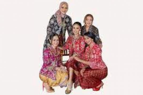 5 Wanita Merilis Single “KEBAYA INDONESIA” Karya Rieka Roslan