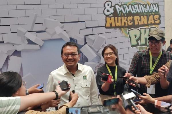 Mbak Khofifah sebagai incumbent baru 27 persen, 28 persen ya. Artinya belum aman. Mas Emil Dadak baru 3 persen. Sebagai incumbent menurut saya belum aman.