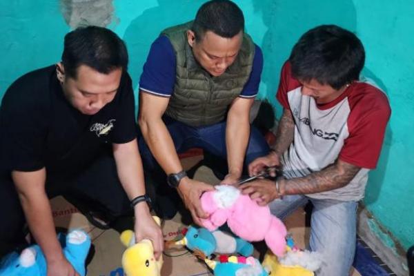 Pelaku pembawa sabu seberat 6 kilogram berusaha mengelabui polisi dengan menympan dalam boneka