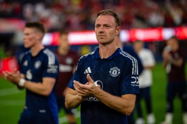 Jonny Evans mengaku terpukul dengan pemecatan 250 karyawan Manchester United (MU)