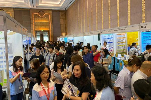 Pengunjung dari kalangan calon mahasiswa tampak memadati area pameran pendidikan tinggi Taiwan sejak pagi.