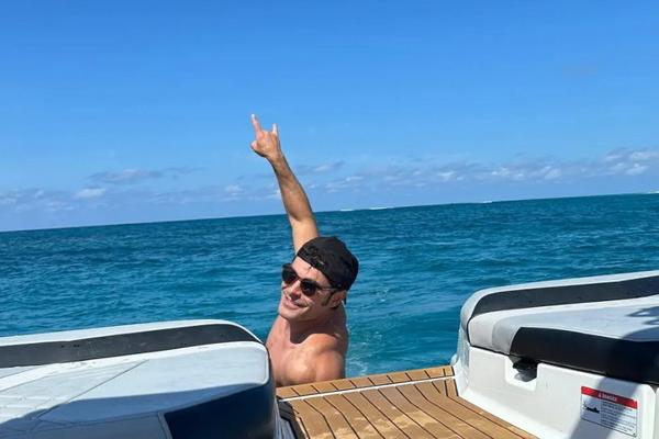 Zac Efron Dilarikan ke Rumah Sakit Setelah `Kecelakaan` di Kolam Renang Ibiza