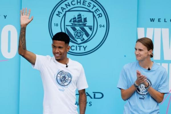 Manchester City resmi memperkenalkan dua rekrutan baru musim panas ini, yakni Savinho dari Troyes, dan Vivianne Miedema untuk tim sepak bola wanita.