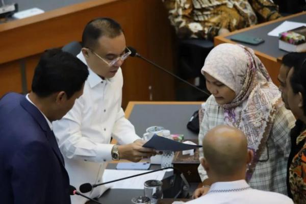 saya sudah minta Kapolda untuk meminta Kapolres Kota Padang menerbitkan surat ekshumasi. Salinan surat sudah di WA ke saya tapi saya pengen agar salinan surat itu diberikan langsung kepada teman-teman Komisi III dan keluarga korban