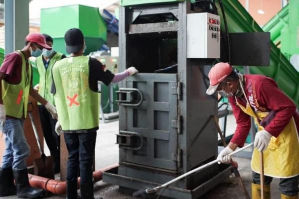 Waste to Wealth membuat inovasi baru dengan mesin pengolahan sampah yang sangat efisien. 