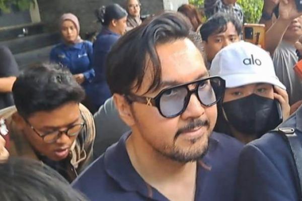 usisi David Bayu kembali mendatangi Polda Metro Jaya untuk mendampingi putrinya, Audrey Davis