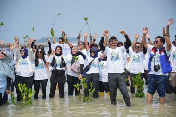 Nusantara Regas Tanam Ribuan Mangrove dan Aksi Bersih Pantai di Pulau Seribu