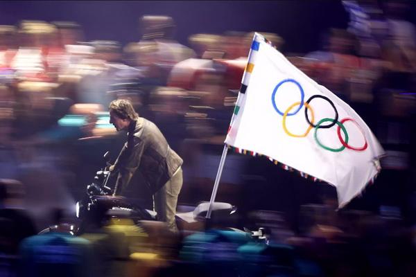 Mission Impossible! Tom Cruise Lakukan Aksi Berbahaya di Upacara Penutupan Olimpiade Paris 2024