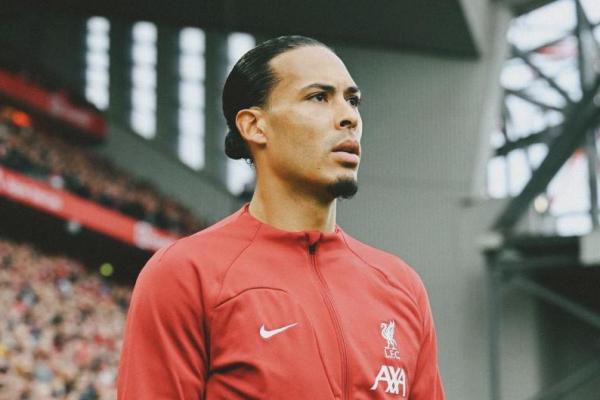 Bek andalan Liverpool, Virgil van Dijk, mengidolakan legenda Barcelona Ronaldinho karena kesamaan latar belakang sepak bola.