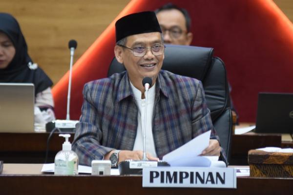 Jika informasi tersebut tidak benar, maka Badan Pembinaan Ideologi Pancasila (BPIP) harus memberikan klarifikasi isu terkait pelarangan pengenaan jilbab Paskibraka perempuan tersebut.