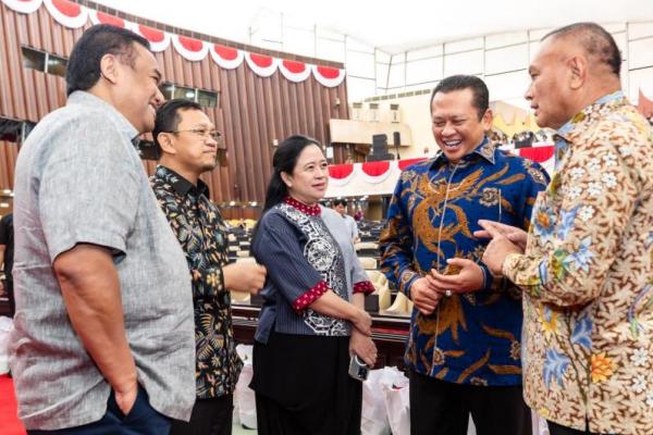 Semua persiapan sudah cukup baik dan bagus. Kita tinggal pastikan acara besok berjalan lancar dan sukses serta memberikan kesan yang baik bagi para undangan.