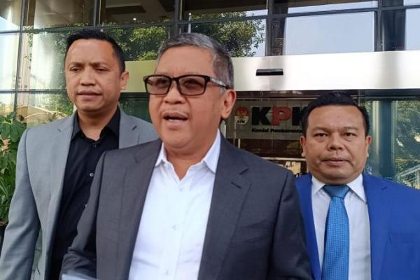 Hasto tiba dengan didampingi sejumlah tim hukum PDIP 