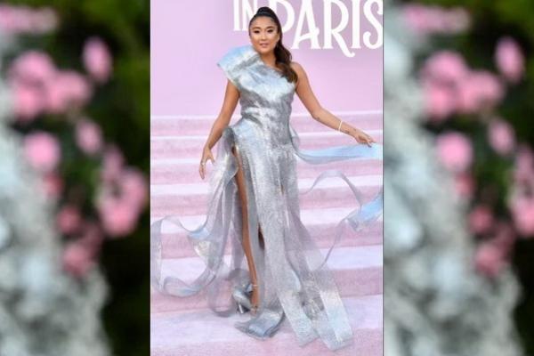 Berkilau, Ashley Park Pakai Gaun Metalik di Premier Emily in Paris Musim 4