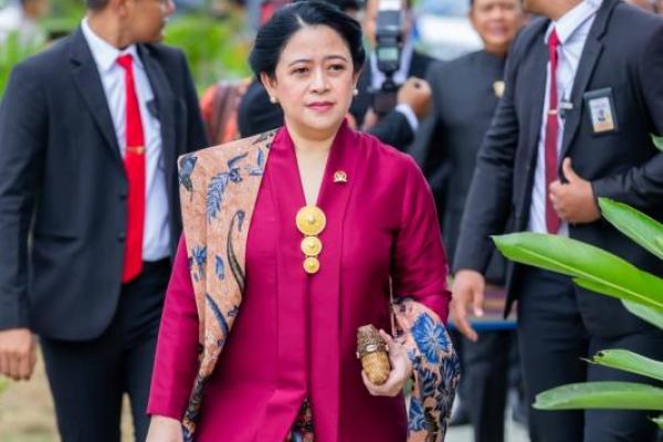 Warna merah pada kebaya ini melambangkan semangat yang menggelora dalam harmoni Nusantara. Tambahan bros gold di kebaya memberikan kesan anggun dan fresh.