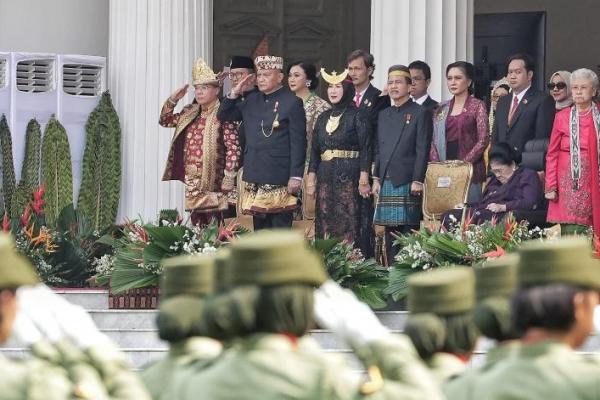 Bahwa bocoran nama-nama belum dapat kami sampaikan karena pada saat ini Pak Prabowo sedang mensinkronkan antara nomenklatur-nomenklatur kementerian baik yang lama maupun yang baru dengan nama-nama yang ada hasil pensinkronisasikan baik dari parpol maupun dari profesional.