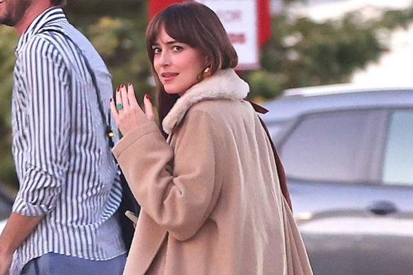 Kesal Digosipkan Putus, Dakota Johnson Tunjukkan Cincin Pertunangan Chris Martin