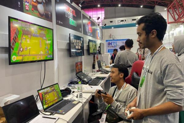 Dua mahasiswa Politeknik Negeri Malang (Polinema) memamerkan kemampuannya sebagai pengembang gim (game developer) dalam Pameran INTI.