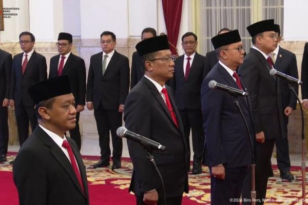 Presiden Jokowi resmi melantik sejumlah menteri dan wamen serta kepala badan. Jokowi melantik Supratman Andi Agtas menjadi Menkumham, Rosan Roeslani menjadi Menteri Investasi, sementara Bahlil Lahadalia menjadi Menteri ESDM.