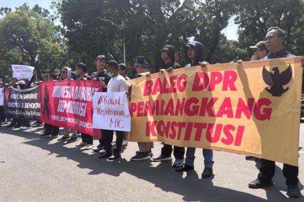 Guru Besar hingga Aktivis Lawan Pembangkangan DPR!