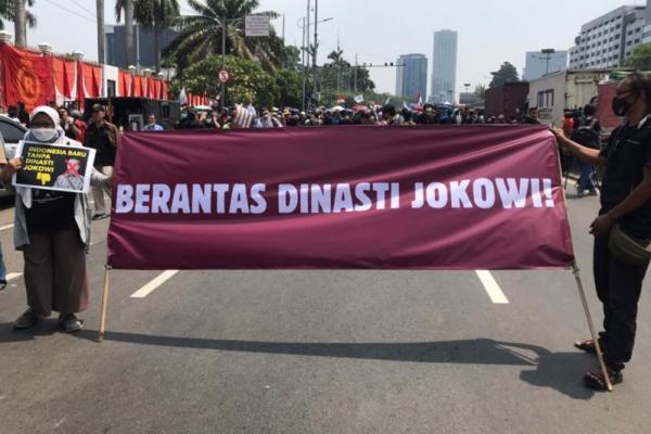 Kejadian tersebut berlangsung hingga Habiburokhman naik ke atas podium. Suasana kian panas hingga ia hanya menyampaikan pidato singkat..