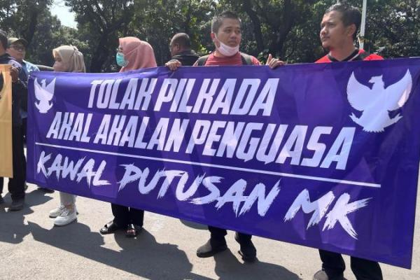 Mereka menolak pengesahan RUU Pilkada oleh DPR RI.